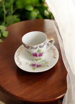 Předválečný porcelánový, značený šálek, podšálek s maceškou