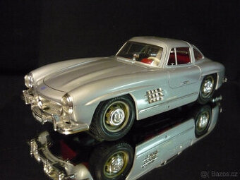 Mercedes Benz 300 SL stříbrný Bburago 1/18