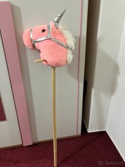 Kůň - jednorožec na tyči