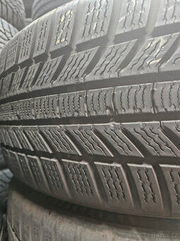 215/50R18 92V  Vredestein