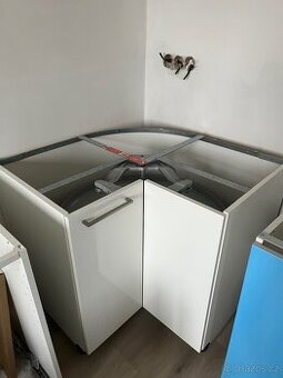 Rohová kuchyňská skříňka s otočným mechanizmem