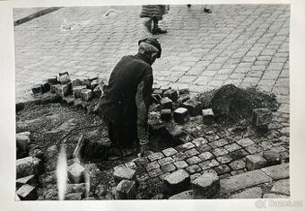 Irena Blühová – Dláždič autorská, okolo 1975