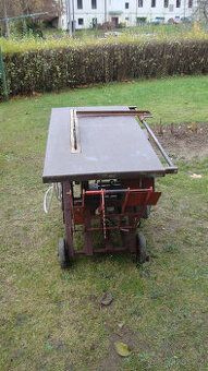 Pila na dřevo se stolem