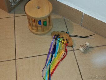 Dřevěné smyslové hračky pro miminka