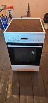 V podstatě skoro novýt sporák elektrický před rokem kupovaný