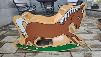 Trihorse houpací kůň