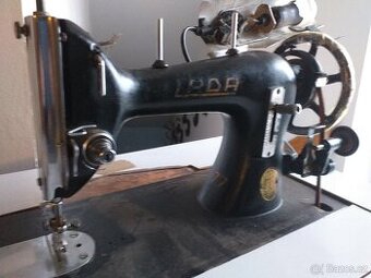 Šicí stroj LADA