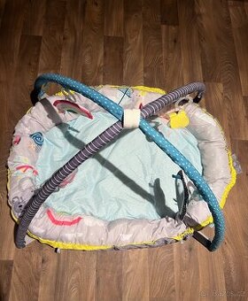 Taf Toys hrací deka a hnízdo a dekou