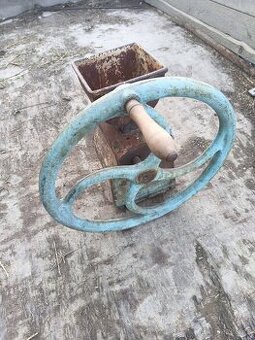 Celokovový mlýnek s válci.