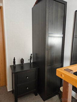 Nabízím tmavou úzkou skříň a komodu