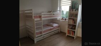 Dvoupatrová masivní postel s přistýlkou a šuplíky
