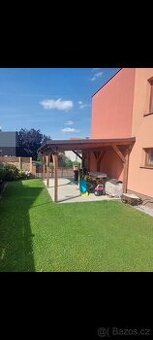 Dřevěný přístřešek