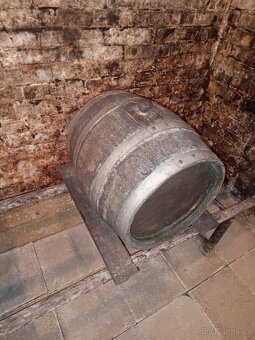 dřevěné sudy, dubový sud,sud na víno