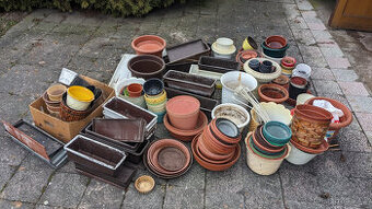 Soubor nejrůznějších květináčů, truhlíků a podmisek