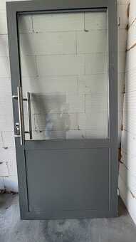 Prodám kovové prosklené vchodové dveře.