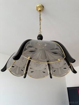 Elegantní závěsný lustr s matným sklem a dřevěnými prvky