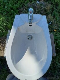 ● ZLEVNĚNO ● PRODÁM keramivký závěsný bidet.