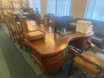 Kancelářský stůl + dřevěný stůl + 7 židlí