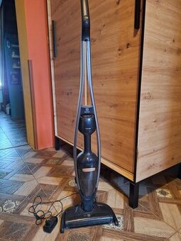 Prodám ruční nabíjecí vysavač Elektrolux