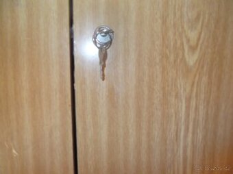 SKŘÍŇ A PSACÍ STŮL