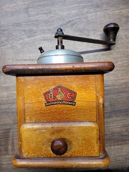 Prodám starožitný kávomlýnek značky B.C. (Bernhard & Comp.)