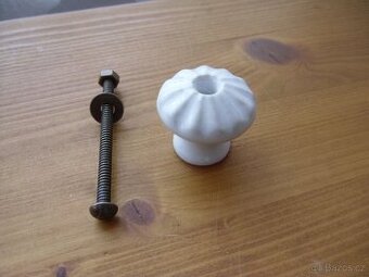 Porcelánové úchyty bílé průměr 31 výška 30mm se šr