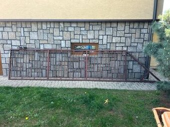 Samonosná pojezdová brána