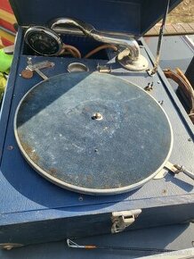 Gramofon na elektřinu  v kufru