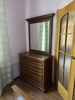 Komoda se zrcadlem