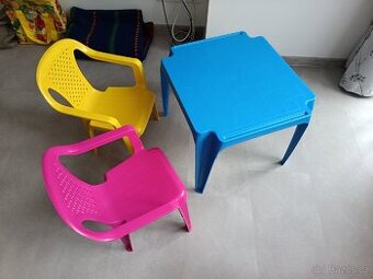 Dětský plastový stoleček