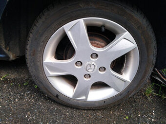 Mazda 2 originál ALU kola + zánovní celoroční Barum 195/50 R
