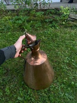 Historická měděná nádoba na nápoje