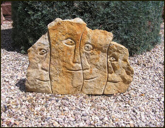 PLASTIKA Z PÍSKOVCE -  RODINA 4