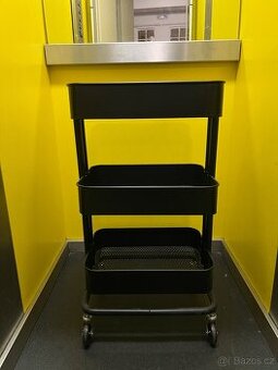 Pojízdný černý vozík