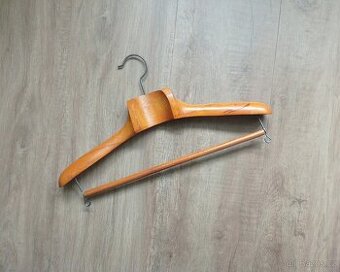 Masivní starožitné ramínko