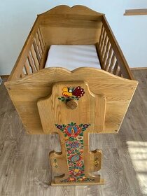 Dětská dřevěná kolébka