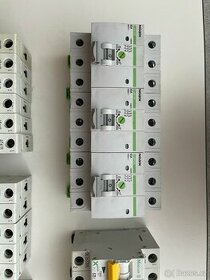 Prodám jističe, hlavní vypínače a koncové spínače