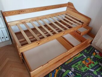 Dřevěná postel s úložným prostorem