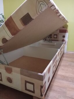 Manželská postel s velkým úložným prostorem