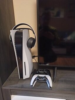 PlayStation 5 s mechanikou a sluchátky