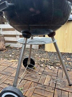 Grill na dřevěné uhlí