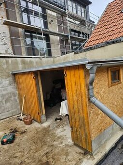 Zahradní domek spěchá