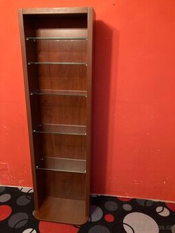 Regál se skleněnými poličkami