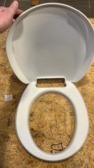 Záchodové prkénko s víkem pro WC thetford c500