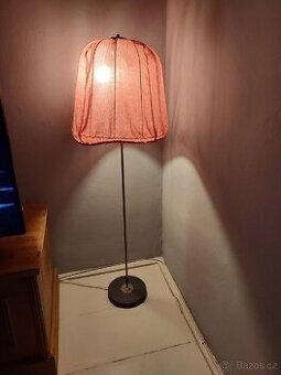 Stará stojací lampa