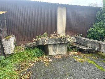 Betonové kvádry a panely za odvoz