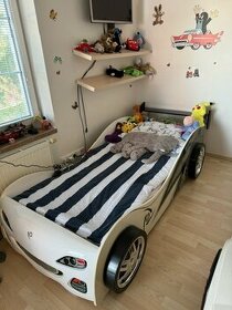 Prodám pěknou dětskou postel ve tvaru auta.