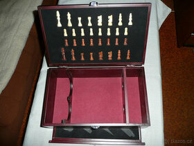 Dárková dřevěná kazeta na šachy a archivní víno - 1
