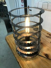 Industriální lampička z lamel převodovky