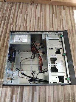 Skříň HP se zdrojem 300w a DVD mechanikou